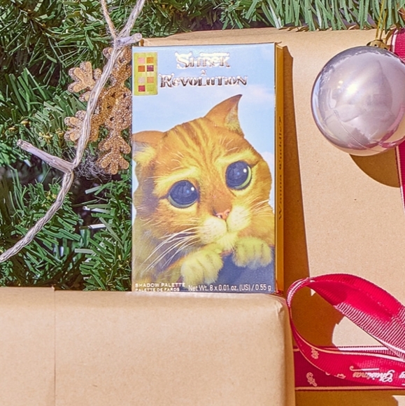 NWT Shrek x I Heart Revolution Puss in Boots mini eye shadow palette - Picture 1 of 4